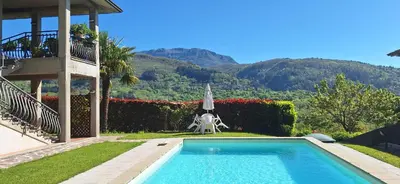 Vista generica sulle montagne o vista sulle montagne dall'interno dell'appartamento