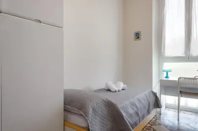 Letto o letti in una camera di GuestHost - Piazza Concordia Apartment with Balcony