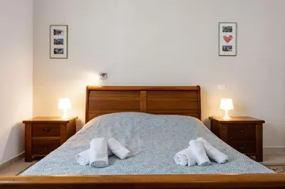 Letto o letti in una camera di GuestHost - Piazza Concordia Apartment with Balcony