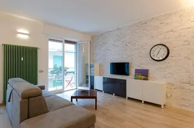 TV o dispositivi per l'intrattenimento presso JOIVY Spacious 2-bedroom flat with Balcony near Beach in Sestri Levante