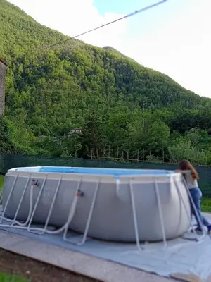 Vista generica sulle montagne o vista sulle montagne dall'interno della casa vacanze
