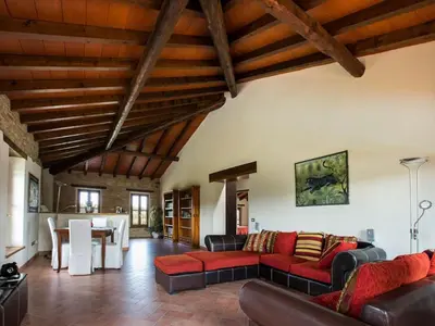 Area soggiorno di Sunny holiday home with swimming pool