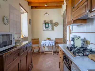 Cucina o angolo cottura di Sunny holiday home with swimming pool