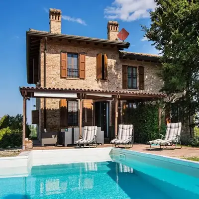 Sunny holiday home with swimming pool