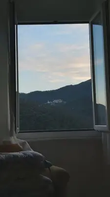Vista generica sulle montagne o vista sulle montagne dall'interno dell'appartamento