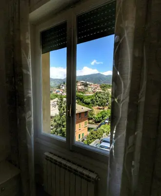 Vista generica sulle montagne o vista sulle montagne dall'interno dell'appartamento