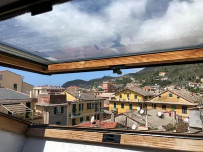 Vista generica sulle montagne o vista sulle montagne dall'interno dell'appartamento
