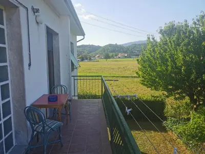 Vista generica sulle montagne o vista sulle montagne dall'interno della casa vacanze