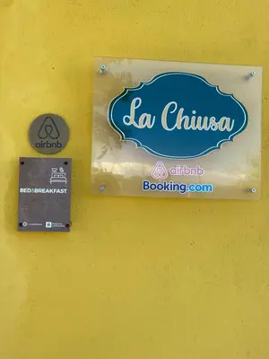 Certificato, attestato, insegna o altro documento esposto da LA CHIUSA Bed and Breakfast