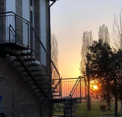 Alba o tramonto visti dall'interno dell'affittacamere o dai dintorni