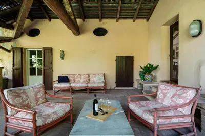 Area soggiorno di GuestHost - Splendido apt con piscina e parking a Colorno