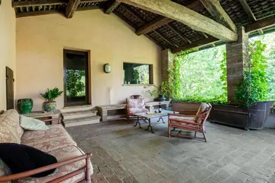 Area soggiorno di GuestHost - Splendido apt con piscina e parking a Colorno