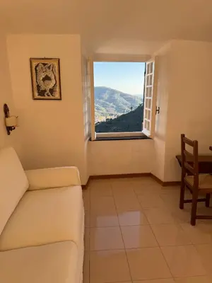 Vista generica sulle montagne o vista sulle montagne dall'interno dell'appartamento
