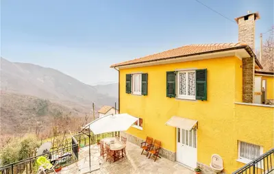 Vista generica sulle montagne o vista sulle montagne dall'interno della casa vacanze