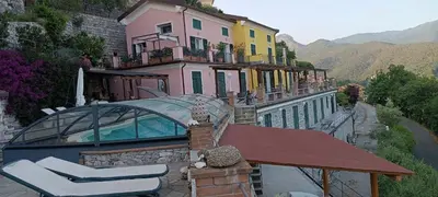 Vista generica sulle montagne o vista sulle montagne dall'interno dell'aparthotel