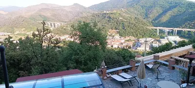 Vista generica sulle montagne o vista sulle montagne dall'interno dell'aparthotel