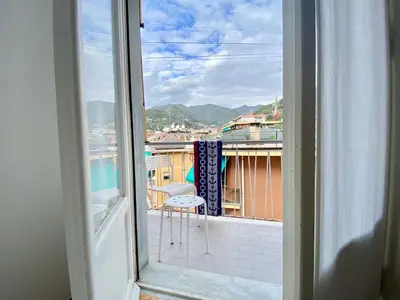 Vista generica sulle montagne o vista sulle montagne dall'interno dell'appartamento