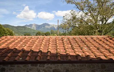Vista generica sulle montagne o vista sulle montagne dall'interno dell'appartamento