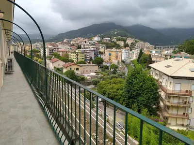Vista generica sulle montagne o vista sulle montagne dall'interno dell'appartamento