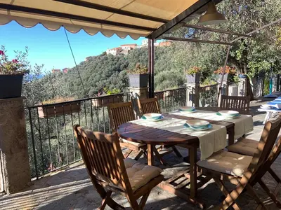 Vista generica sulle montagne o vista sulle montagne dall'interno della casa vacanze