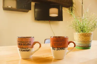 Set per la preparazione di tè e caffè presso Elegante Suite con giardino in centro storico