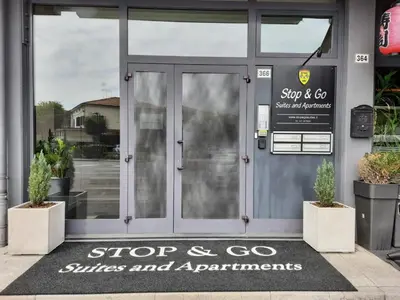 Certificato, attestato, insegna o altro documento esposto da STOP&GO Suites and Apartments