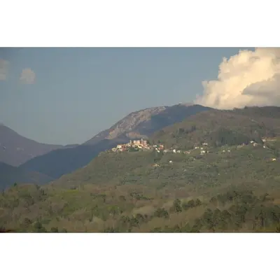 Vista generica sulle montagne o vista sulle montagne dall'interno dell'appartamento