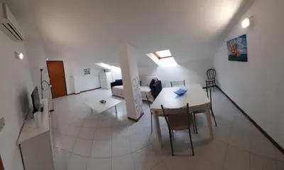 TV o dispositivi per l'intrattenimento presso Attico del sole zero undici zero uno sette lt 0787