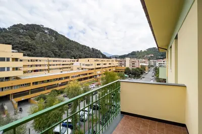 Vista generica sulle montagne o vista sulle montagne dall'interno dell'appartamento