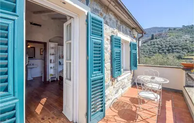 Vista generica sulle montagne o vista sulle montagne dall'interno della casa vacanze
