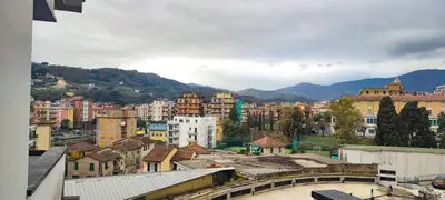 Vista generica sulle montagne o vista sulle montagne dall'interno dell'appartamento