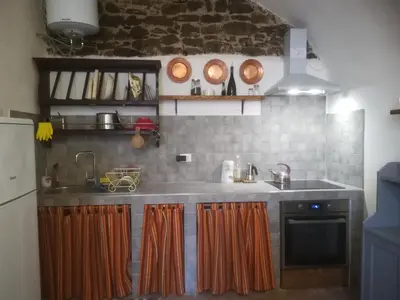 Cucina o angolo cottura di casa del vicolo verde