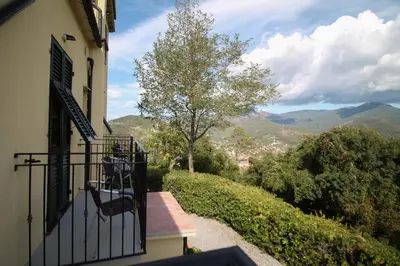 Vista generica sulle montagne o vista sulle montagne dall'interno dell'hotel