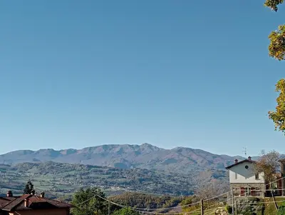 Vista generica sulle montagne o vista sulle montagne dall'interno del bed & breakfast