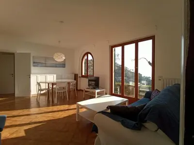 Vista generica sulle montagne o vista sulle montagne dall'interno dell'appartamento