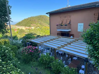 Vista generica sulle montagne o vista sulle montagne dall'interno dell'hotel