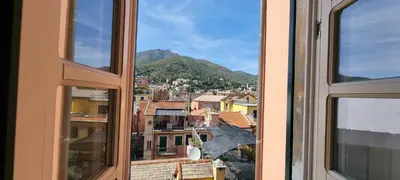 Vista generica sulle montagne o vista sulle montagne dall'interno dell'appartamento