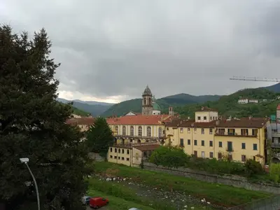 Vista generica sulle montagne o vista sulle montagne dall'interno dell'appartamento