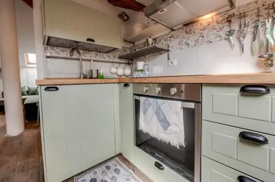 Cucina o angolo cottura di 049 - Attico ELEGANTE, 10 minuti a piedi da MARE e SPIAGGIA - POSTO AUTO PRIVATO GRATIS, RISTRUTTURATO MARZO 2026