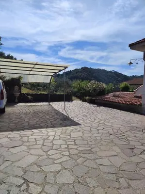 Vista generica sulle montagne o vista sulle montagne dall'interno dell'affittacamere