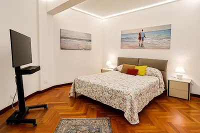 TV o dispositivi per l'intrattenimento presso WELCOME RIVIERA -TORRE D'AVORIO APPARTAMENTO 126 mq piu'terrazzo25 mq - totalmente rinnovato- 250 m dal centro - parcheggio a pagamento 15 euro al giorno da prenotare in anticipo salvo dispo -parking at 15 euro per day to be booked in advance if available
