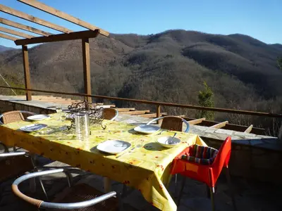 Vista generica sulle montagne o vista sulle montagne dall'interno dell'appartamento