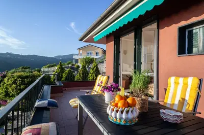 Vista generica sulle montagne o vista sulle montagne dall'interno della casa vacanze