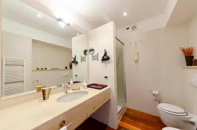 Bagno di JOIVY Inviting Flat with Garden and Sea View in Rapallo