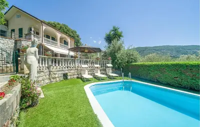 Piscina di 5 Bedroom Stunning Home In Chiavari o nelle vicinanze