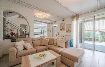 Area soggiorno di 5 Bedroom Stunning Home In Chiavari