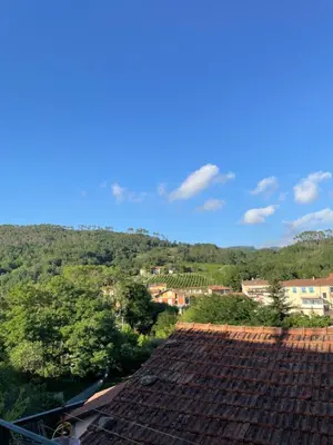 Vista generica sulle montagne o vista sulle montagne dall'interno dell'appartamento