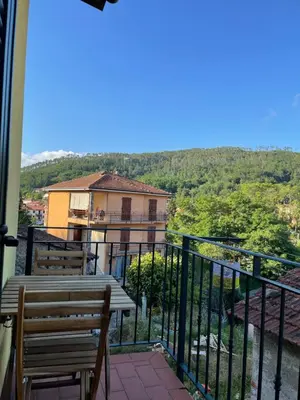 Vista generica sulle montagne o vista sulle montagne dall'interno dell'appartamento