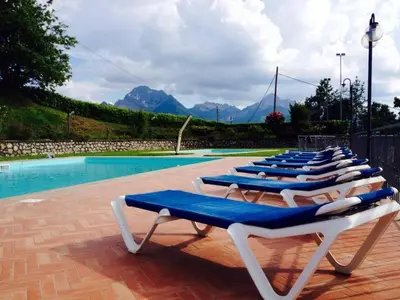 Vista generica sulle montagne o vista sulle montagne dall'interno dell'hotel