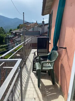 Vista generica sulle montagne o vista sulle montagne dall'interno dell'appartamento